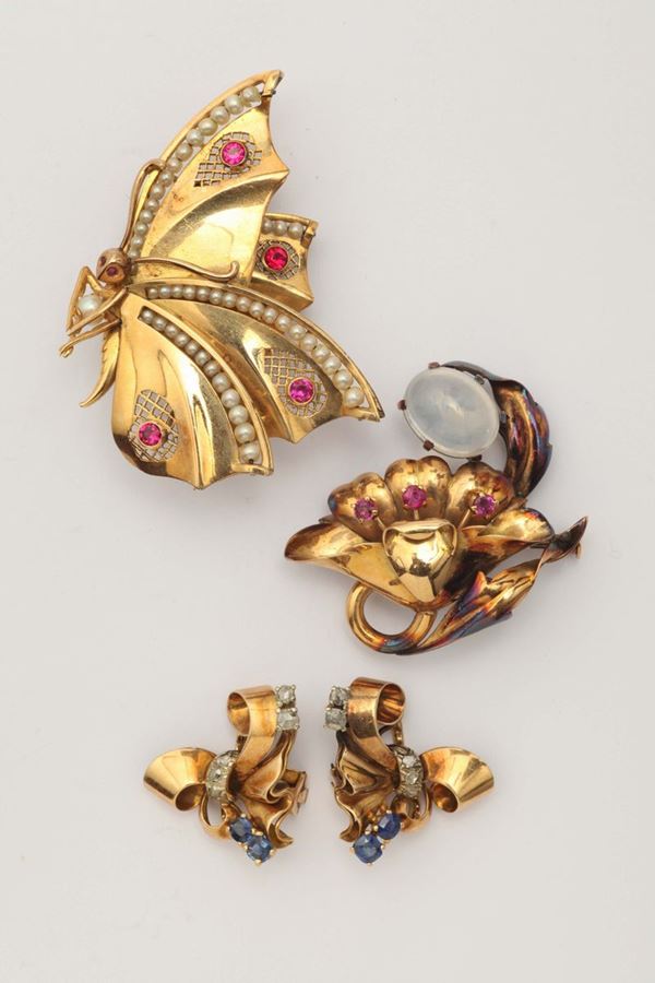 A lot of teo brooch and a pair of earrings with synthetic gem, pearl and gold