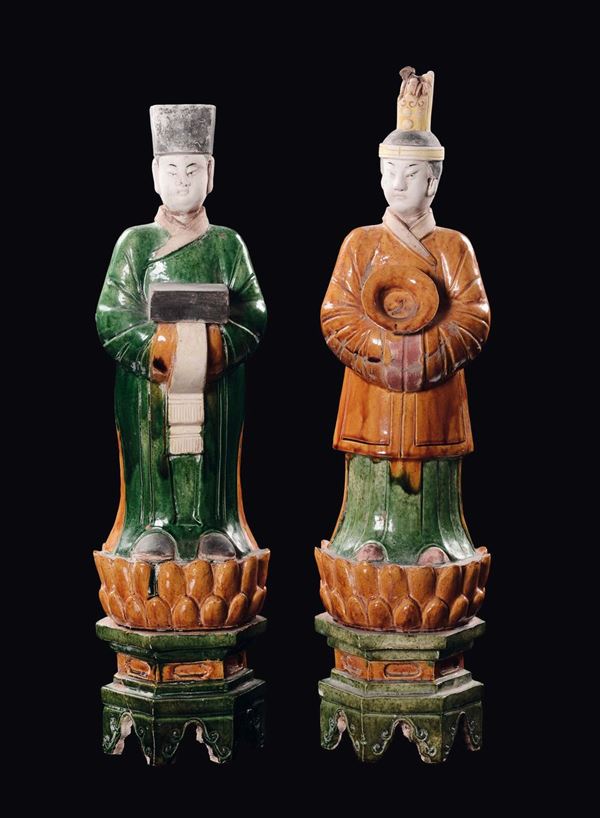 Coppia di dignitari in terracotta invetriata Sancai, Cina, Dinastia Ming, XVI secolo