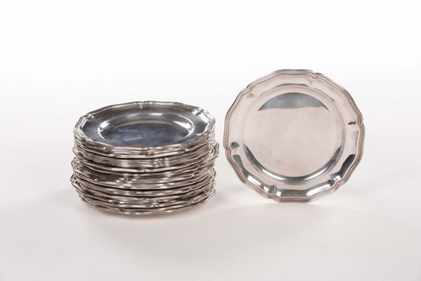 Ventiquattro piatti in argento