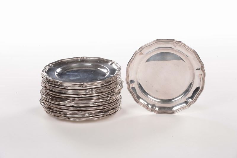Ventiquattro piatti in argento  - Asta Antiquariato, Affidamenti da raffinate dimore private - Cambi Casa d'Aste