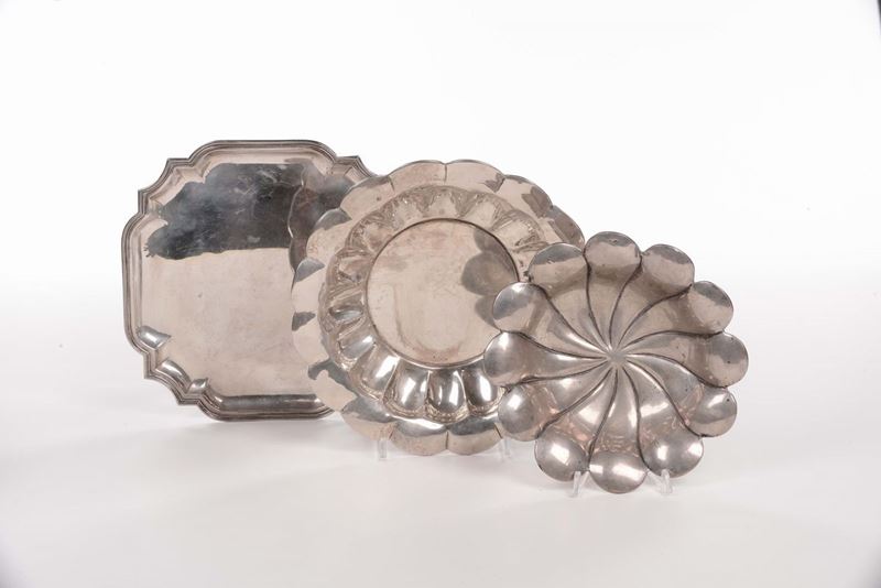 Lotto di tre vassoi diversi in argento  - Asta Antiquariato, Affidamenti da raffinate dimore private - Cambi Casa d'Aste