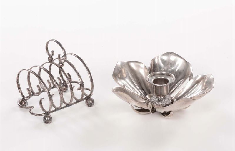 Lotto di due pezzi in metallo argentato  - Asta Antiquariato, Affidamenti da raffinate dimore private - Cambi Casa d'Aste