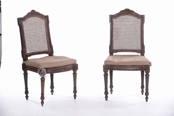 Due sedie in legno con schienale in vimini