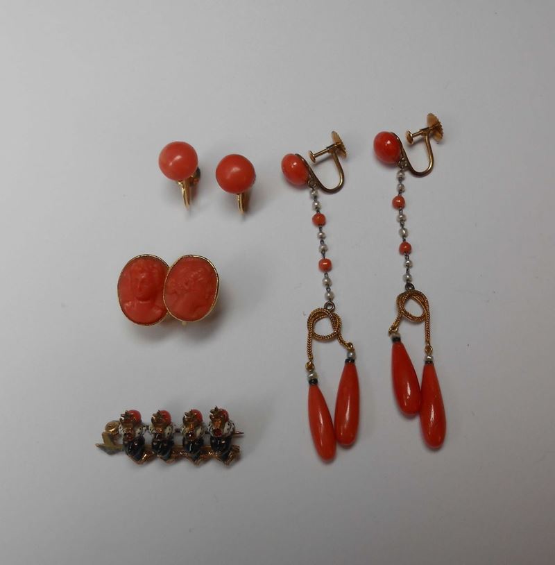 Lotto composto da tre paia di orecchini con coralli ed una spilla con moretti  - Asta Fine Jewels - II - Cambi Casa d'Aste