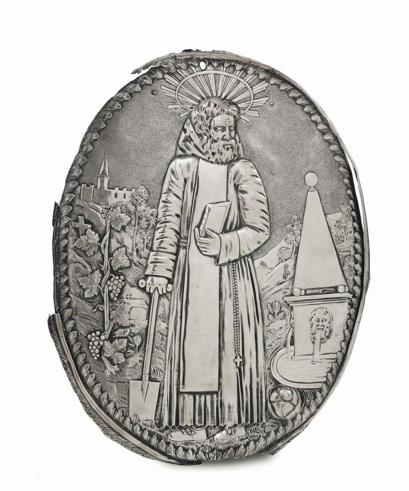 Placca ovale in argento sbalzato e cesellato raffigurante San Isidoro, Francia XIX secolo  - Asta Argenti da Collezione Italiani ed Europei - II - Cambi Casa d'Aste