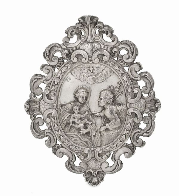 Placca in argento sbalzato e cesaellato, punzone con datario -748