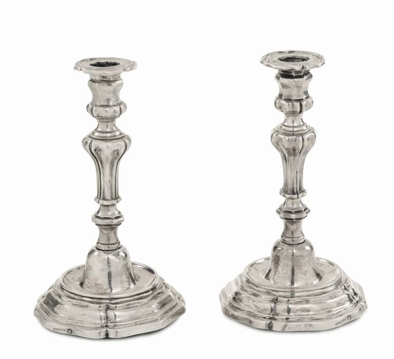 Coppia di candelieri in argento fuso e sbalzato, Stato Pontificio, Perugia 1770 circa  - Asta Argenti da Collezione Italiani ed Europei - II - Cambi Casa d'Aste