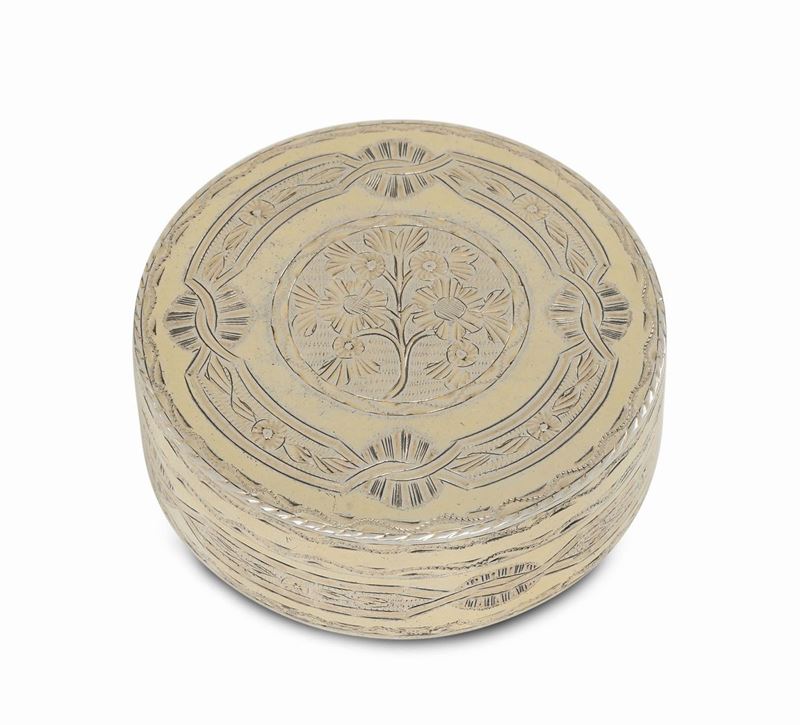 Tabacchiera circolare in argento sbalzato, cesellato e dorato, Napoli XVIII secolo  - Auction Italian and European Silver Collection  - II - Cambi Casa d'Aste