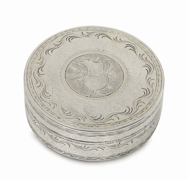 Tabacchiera tonda in argento sbalzato e cesellato, Napoli XVIII secolo
