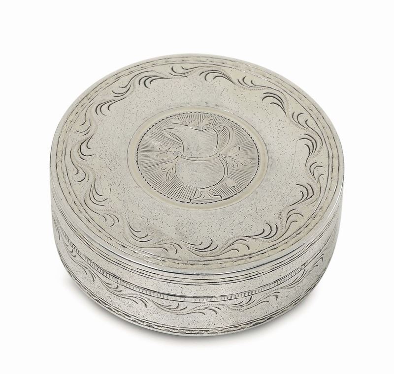 Tabacchiera tonda in argento sbalzato e cesellato, Napoli XVIII secolo  - Auction Italian and European Silver Collection  - II - Cambi Casa d'Aste