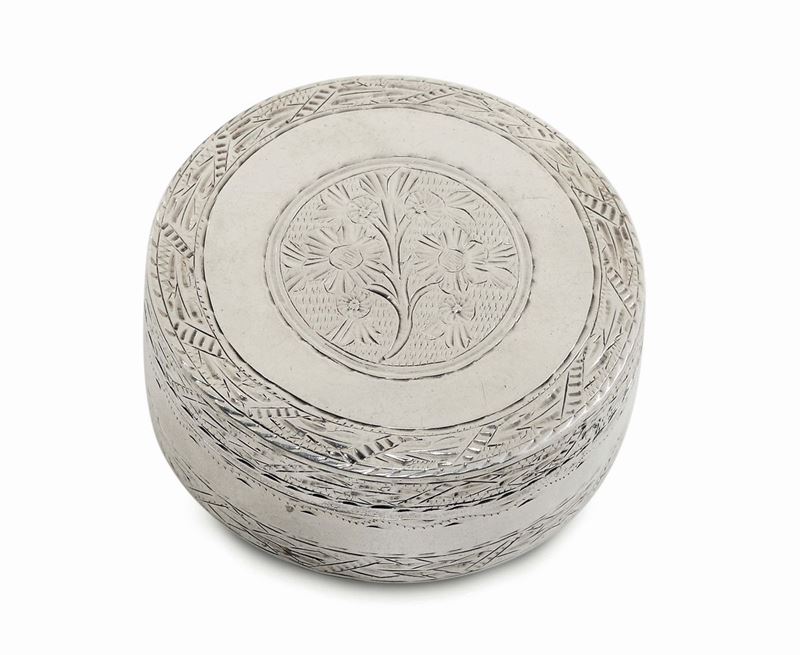Tabacchiera tonda in argento sbalzato e cesellato, Napoli XVIII secolo  - Auction Italian and European Silver Collection  - II - Cambi Casa d'Aste