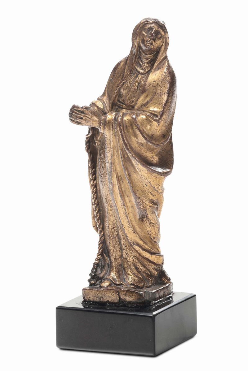 Piccola scultura in bronzo dorato raffigurante Santa dolente, XVIII secolo  - Asta Antiquariato, Affidamenti da raffinate dimore private - Cambi Casa d'Aste