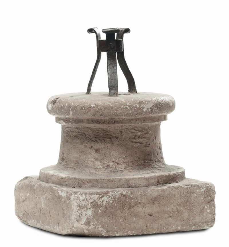 Portastendardo in pietra  - Auction Fine Arts from refined private house - Cambi Casa d'Aste