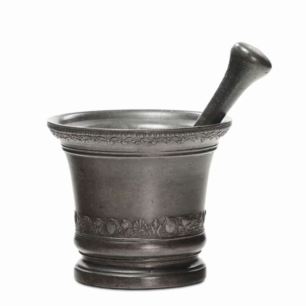 Grande mortaio con pestello in bronzo, XVII secolo
