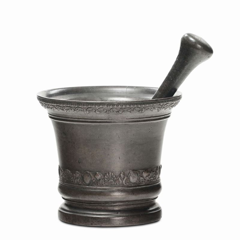 Grande mortaio con pestello in bronzo, XVII secolo  - Asta Antiquariato, Affidamenti da raffinate dimore private - Cambi Casa d'Aste