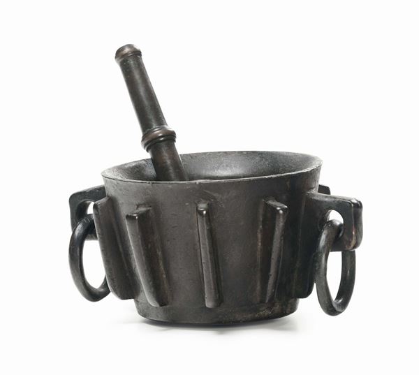 Mortaio costolato con pestello in bronzo, XVII secolo