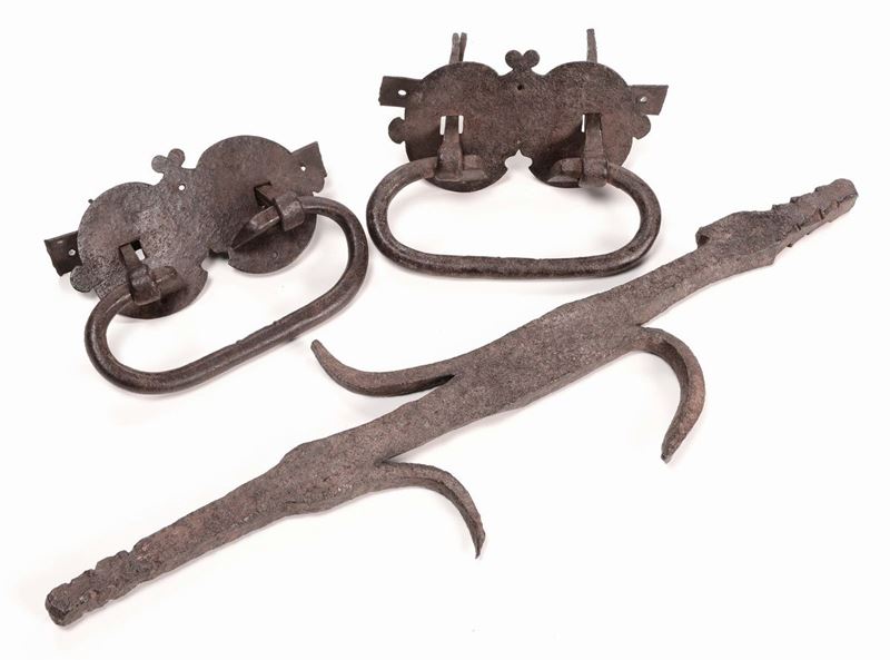 Coppia di maniglie in ferro più ferro gotico  - Asta Antiquariato, Affidamenti da raffinate dimore private - Cambi Casa d'Aste