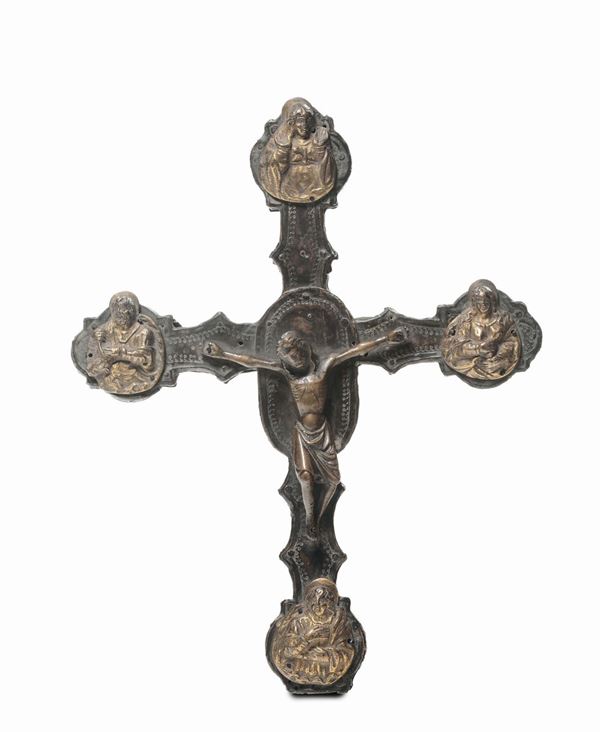 Croce astile polilobata con anima in legno rivestita da lamina in rame argentato e inciso, Arte Italiana con elementi del XV e XVI secolo
