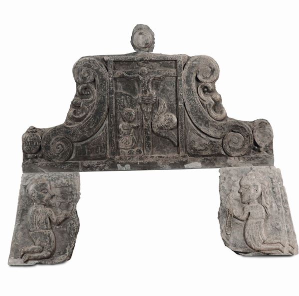 Sopracamino in lavagna scolpita a bassorilievo, XVII secolo