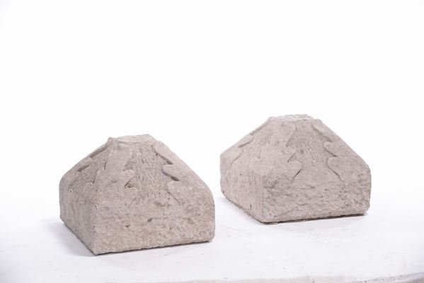 Due basi in marmo scolpito a motivo vegetale, XIX secolo