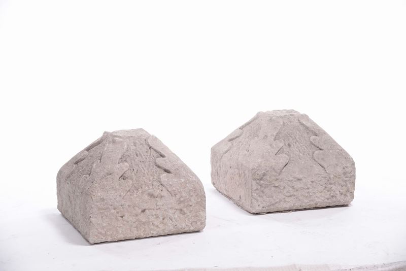 Due basi in marmo scolpito a motivo vegetale, XIX secolo  - Asta Antiquariato, Affidamenti da raffinate dimore private - Cambi Casa d'Aste