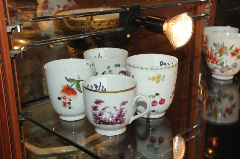 Lotto di quattro tazzine in porcellana policroma floreale  - Auction Fine Arts from refined private house - Cambi Casa d'Aste