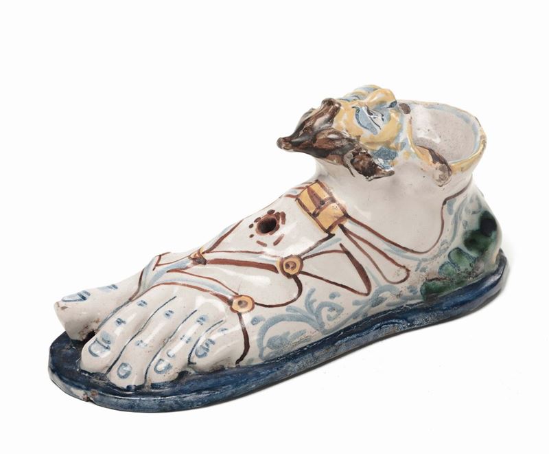 Calamaio in maiolica policroma a forma di piede, XVII secolo  - Auction Fine Art Selection - II - Cambi Casa d'Aste