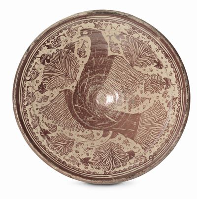 Piatto in Maiolica con Decoro a Lustro in Stile Ispano Moresco, XVII Secolo