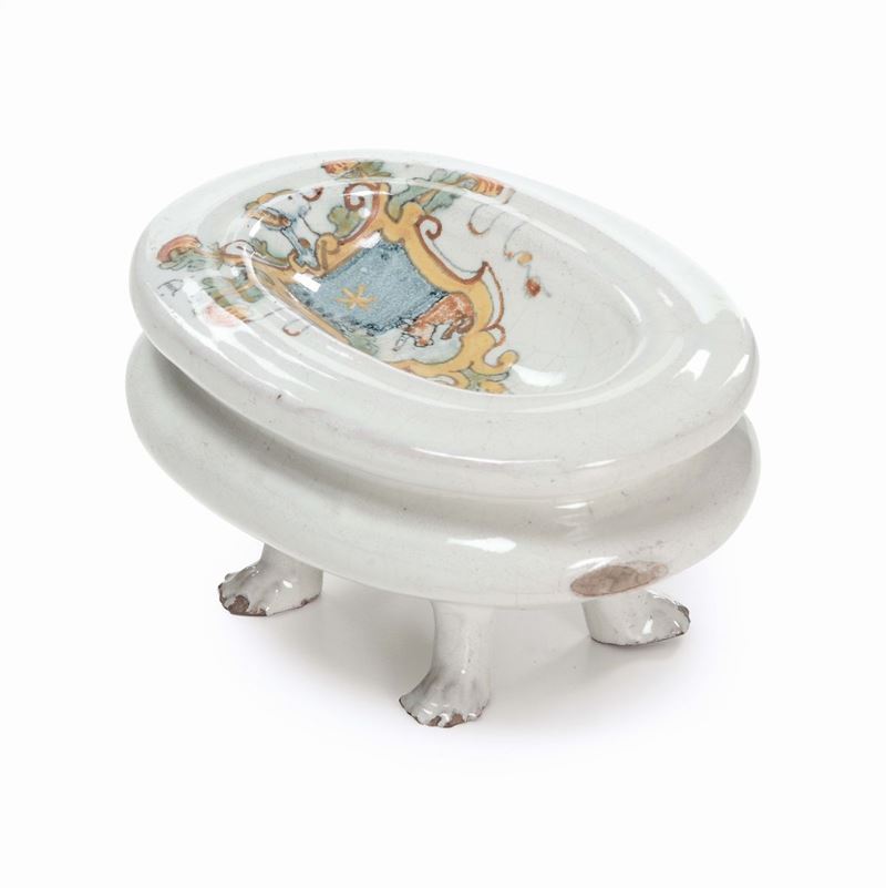 Saliera in maiolica bianca con stemma policromo, XVIII secolo  - Asta Antiquariato, Affidamenti da raffinate dimore private - Cambi Casa d'Aste