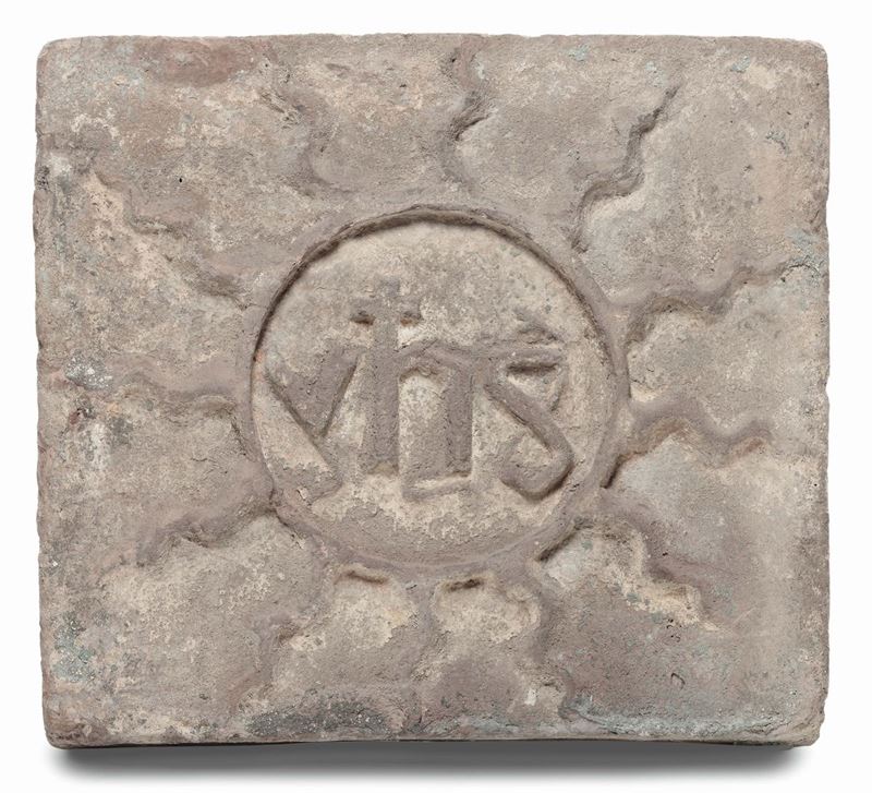 Mattonella in cotto con Cristogramma, XVIII secolo  - Asta Antiquariato, Affidamenti da raffinate dimore private - Cambi Casa d'Aste