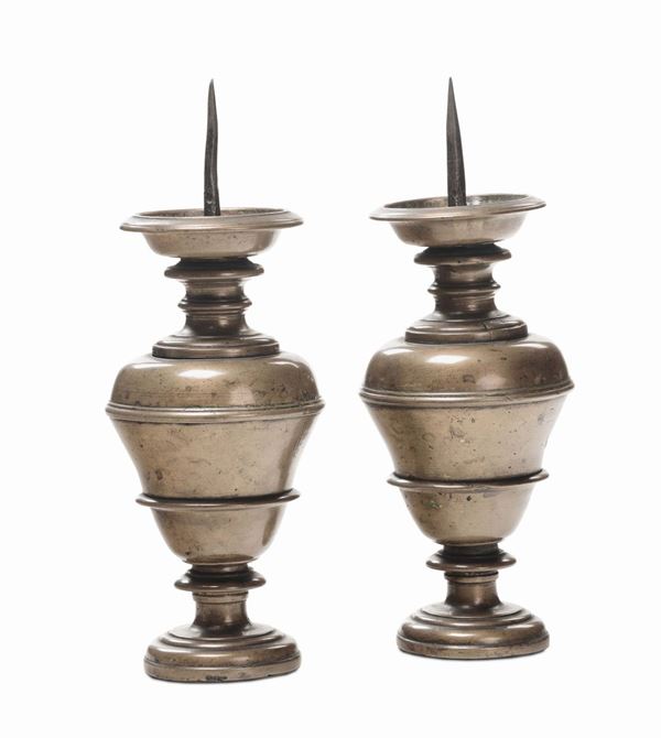 Coppia di candelieri a boccia in bronzo, XVII secolo