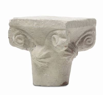 Capitello in Marmo Scoplito con Delfini, XVI Secolo