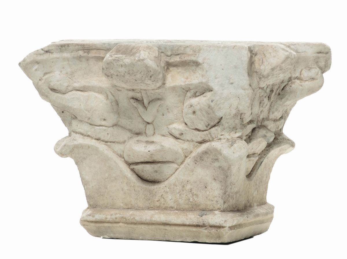 Capitello in Marmo Scoplito con Delfini, XVI Secolo