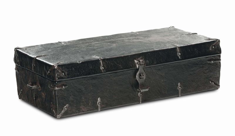 A wooden trunk covered with leather, French workers, 17th-18th century  - Auction Sculpture and Works of Art - Cambi Casa d'Aste
