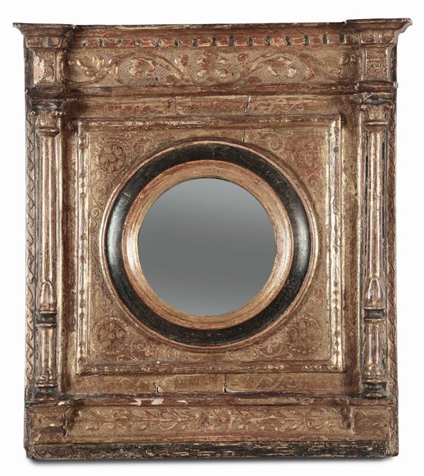 Specchierina da camera in legno intagliato, dorato ed inciso, XVII secolo