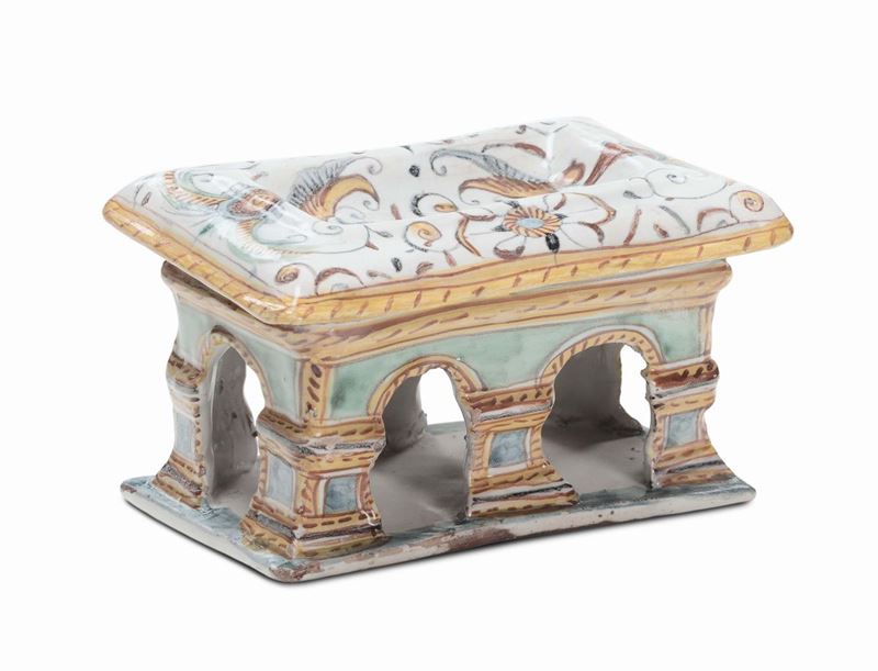 Saliera architettonica in maiolica policroma, XVIII secolo  - Auction Fine Arts from refined private house - Cambi Casa d'Aste