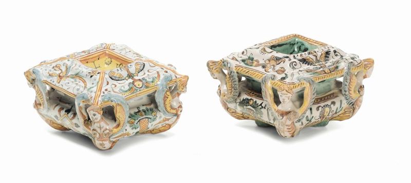 Due saliere simili in maiolica policroma, Deruta XVII secolo  - Asta Fine Art Selection - II - Cambi Casa d'Aste