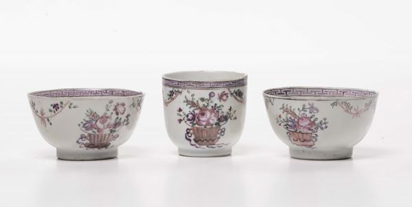 Lotto di tre tazzine in porcellana scompagnate a decoro floreale, Compagnia delle India