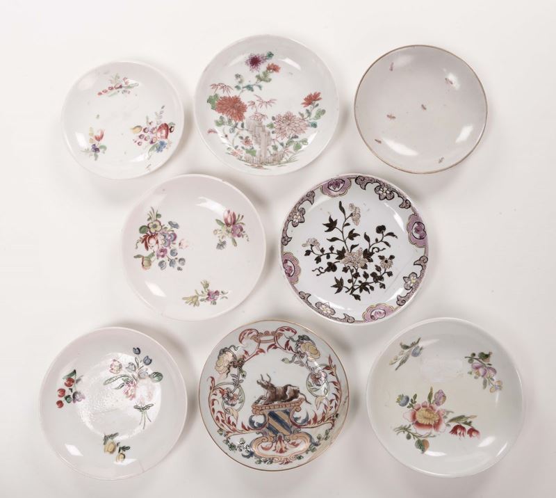 Otto piattini in porcellana policroma differenti  - Asta Antiquariato, Affidamenti da raffinate dimore private - Cambi Casa d'Aste