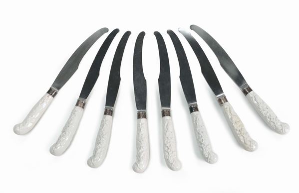 Otto coltelli con manici con manico in porcellana bianca di Meissen, XIX secolo