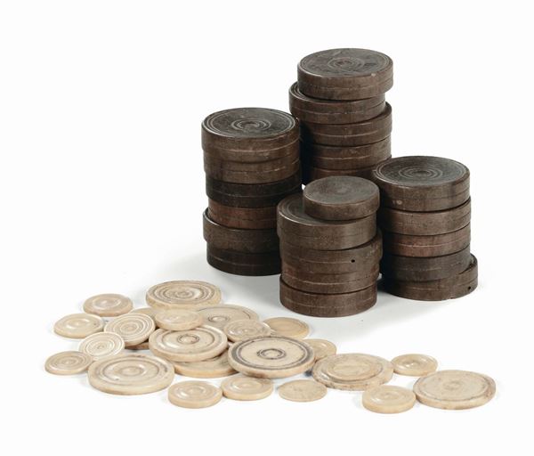 Scatola contenente pedine per dama in legno e avorio