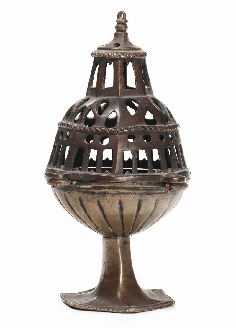 Turibolodo modello tardo gotico in bronzo fuso e traforato, XVIII secolo  - Asta Antiquariato, Affidamenti da raffinate dimore private - Cambi Casa d'Aste