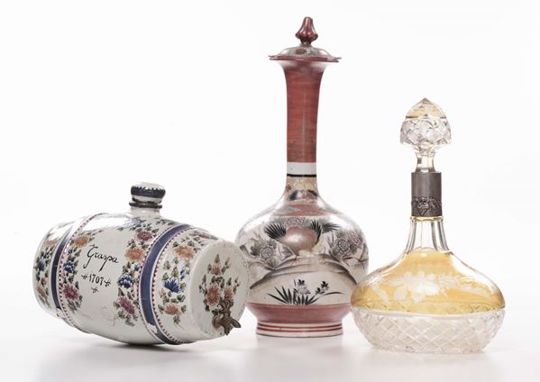 Bottiglia in cristallo, botte in porcellana e vaso in stile orientale in porcellana