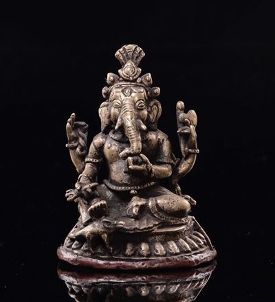 Divinità in Rame Repoussé con Testa di Elefante Seduto su Fiore di Loto, Cina, Dinastia Qing, XIX...