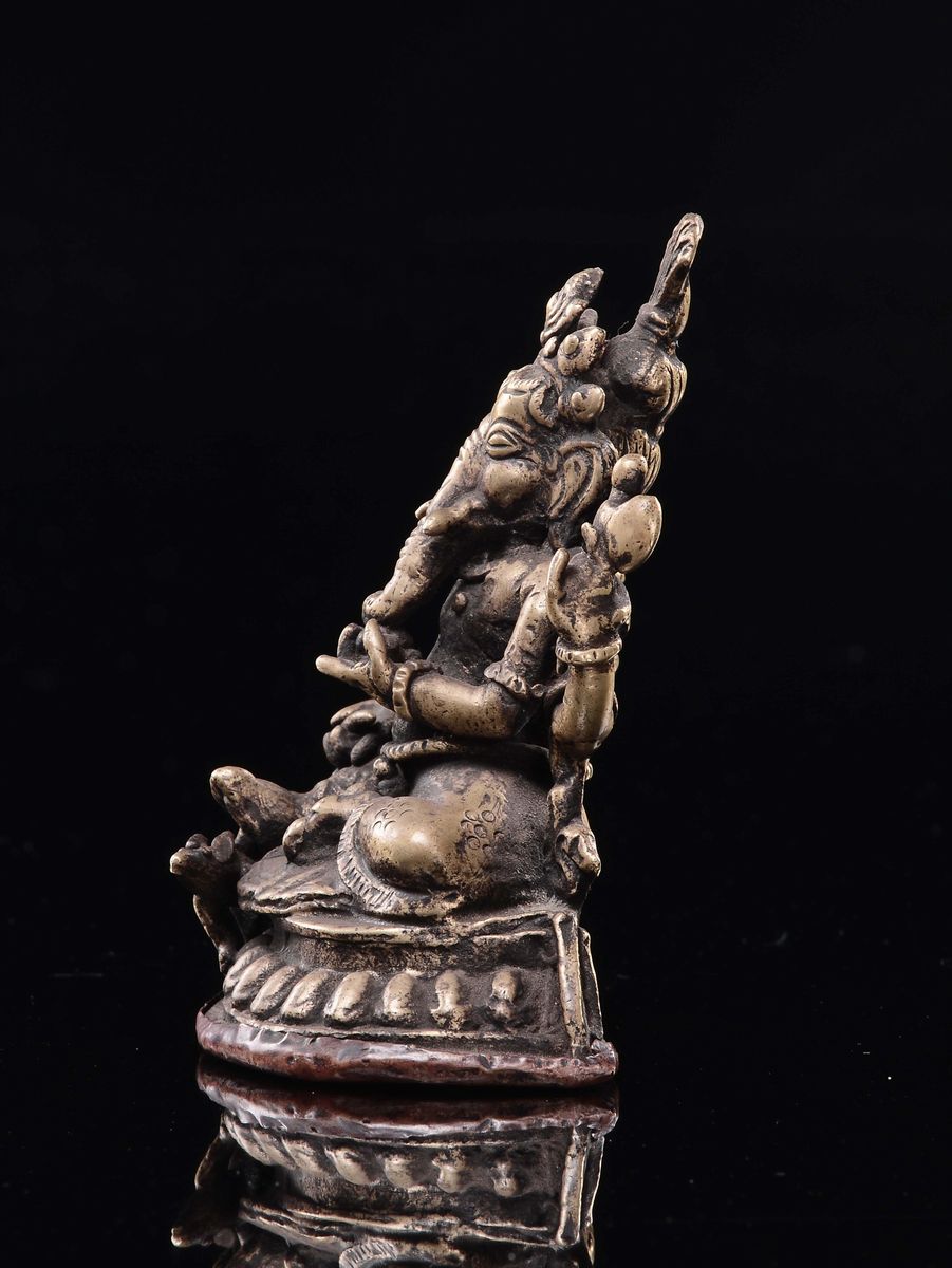 Divinità in Rame Repoussé con Testa di Elefante Seduto su Fiore di Loto, Cina, Dinastia Qing, XIX...