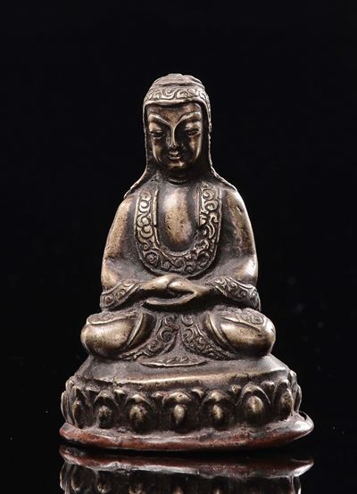 Piccolo Lama in Rame Repoussè Seduto su Fiore di Loto, Tibet, XIX Secolo