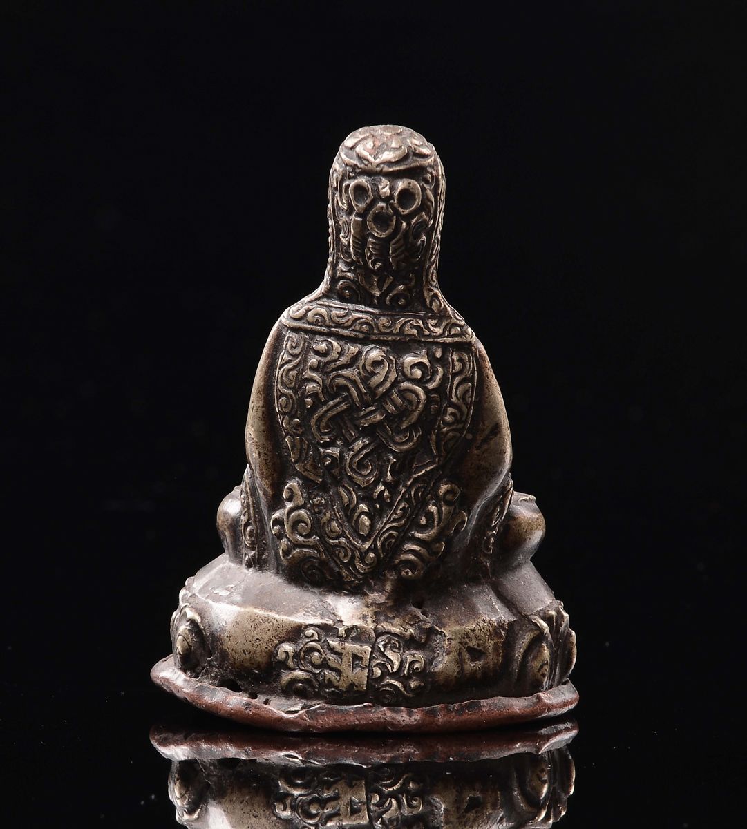 Piccolo Lama in Rame Repoussè Seduto su Fiore di Loto, Tibet, XIX Secolo