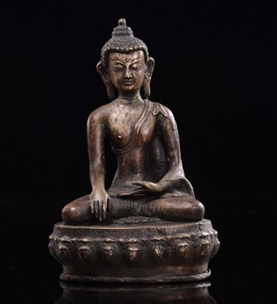 Buddha in Rame Repoussè Seduto su Fiore di Loto, Tibet, XIX Secolo