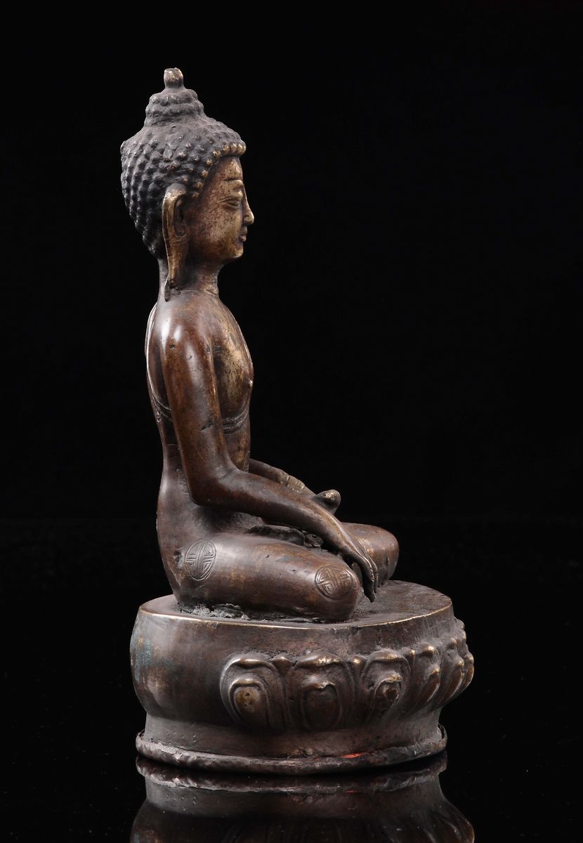 Buddha in Rame Repoussè Seduto su Fiore di Loto, Tibet, XIX Secolo