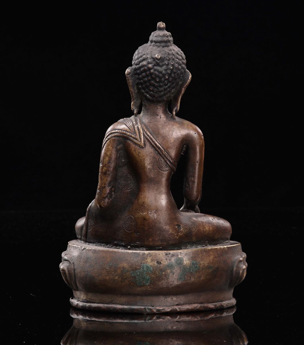 Buddha in Rame Repoussè Seduto su Fiore di Loto, Tibet, XIX Secolo